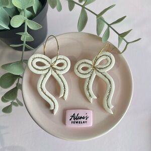 Bow Tie Hoops -cream